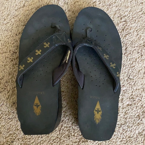 NFL New Orleans Saints size 7 volatile flip-flops